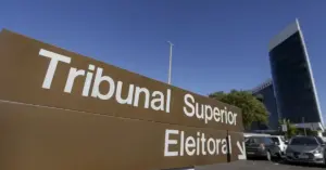 Letreiro na cor marrom com letras brancas que diz "Tribunal Superior Eleitoral" / Concurso TSE Unificado