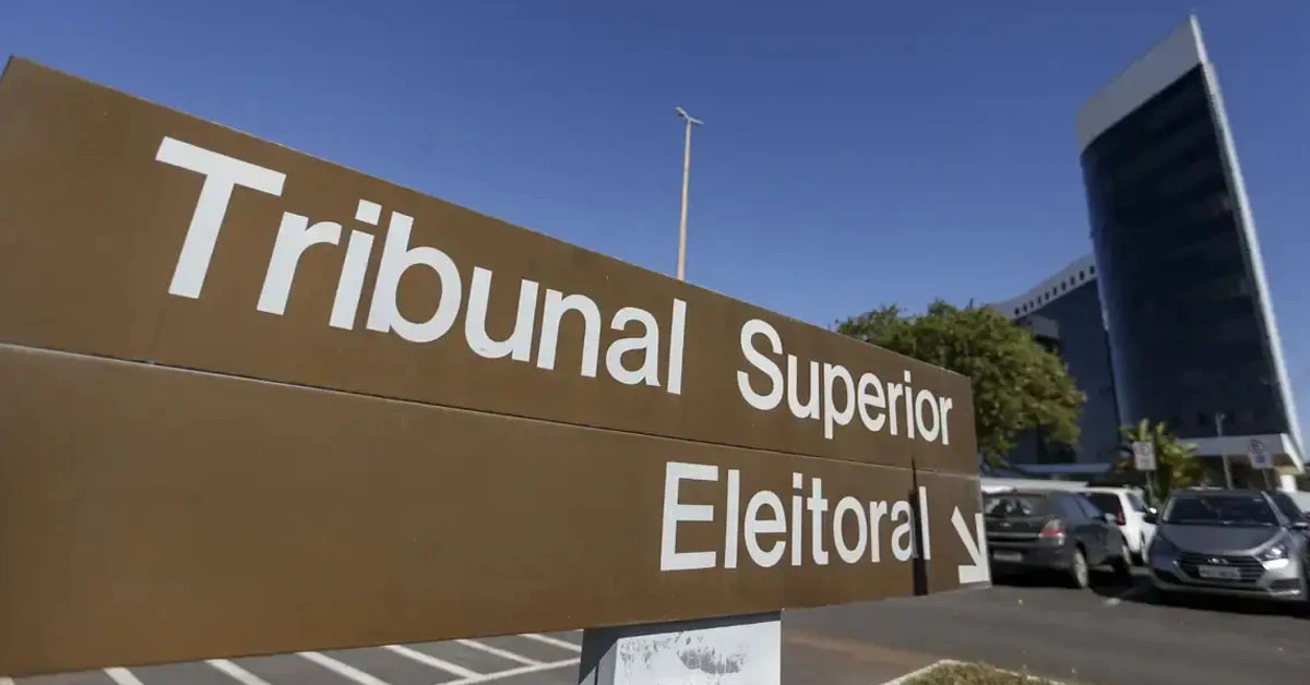 Letreiro na cor marrom com letras brancas que diz "Tribunal Superior Eleitoral" / Concurso TSE Unificado