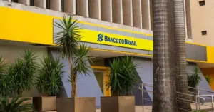 Fachada de uma das agências do Banco do Brasil com plantas em frente / Concurso Banco do Brasil