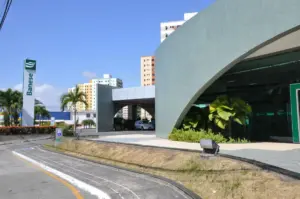 Entrada do Banese em um dia ensolarado