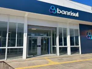 Entrada do Banrisul em um dia ensolarado.