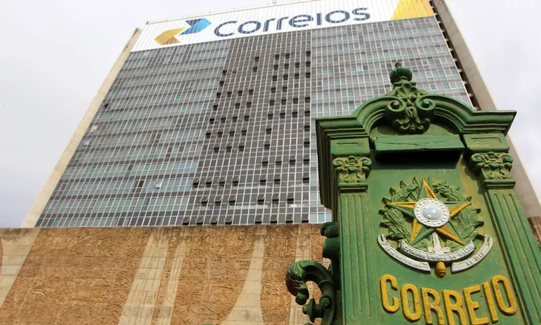 visão lateral do prédio do concurso correios com caixa de correspondência à frente