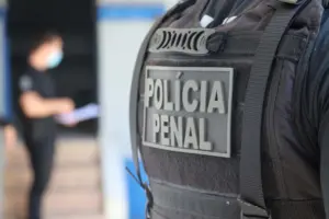 Homem que passou no concurso polícia penal RJ de costas e fardado.