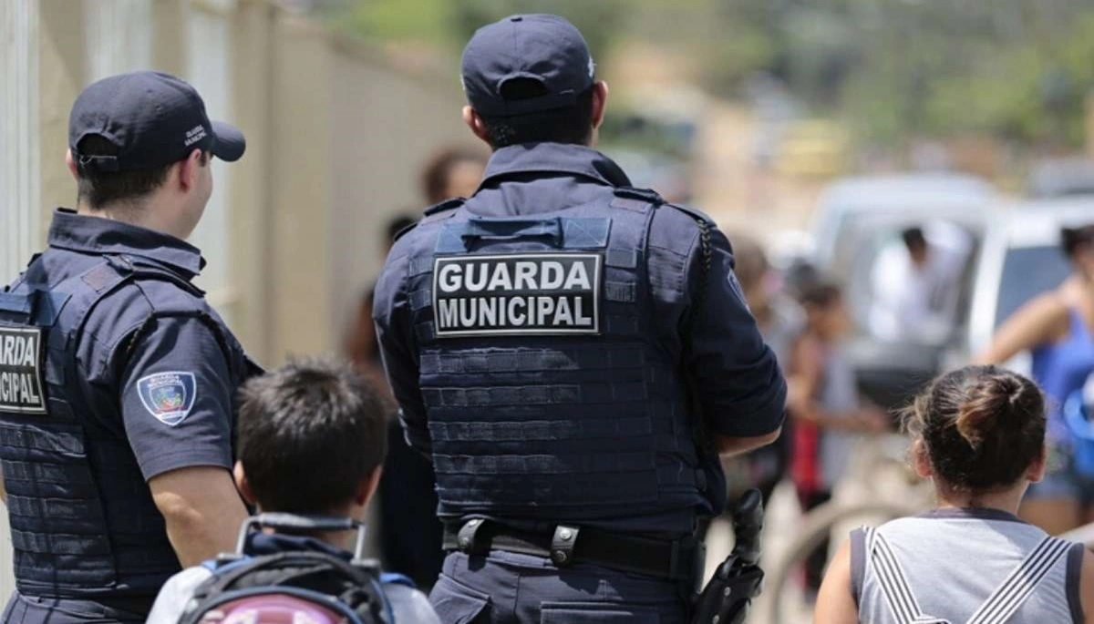 imagem de um guarda municipal de costas em patrulha - Concurso Prefeitura de Belém