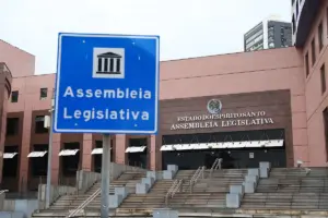 Fachada do Ales em um dia nublado.