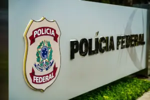 Placa da Polícia Federal.