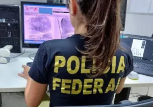 Mulher que passou no Concurso PF Administrativo trabalhando.