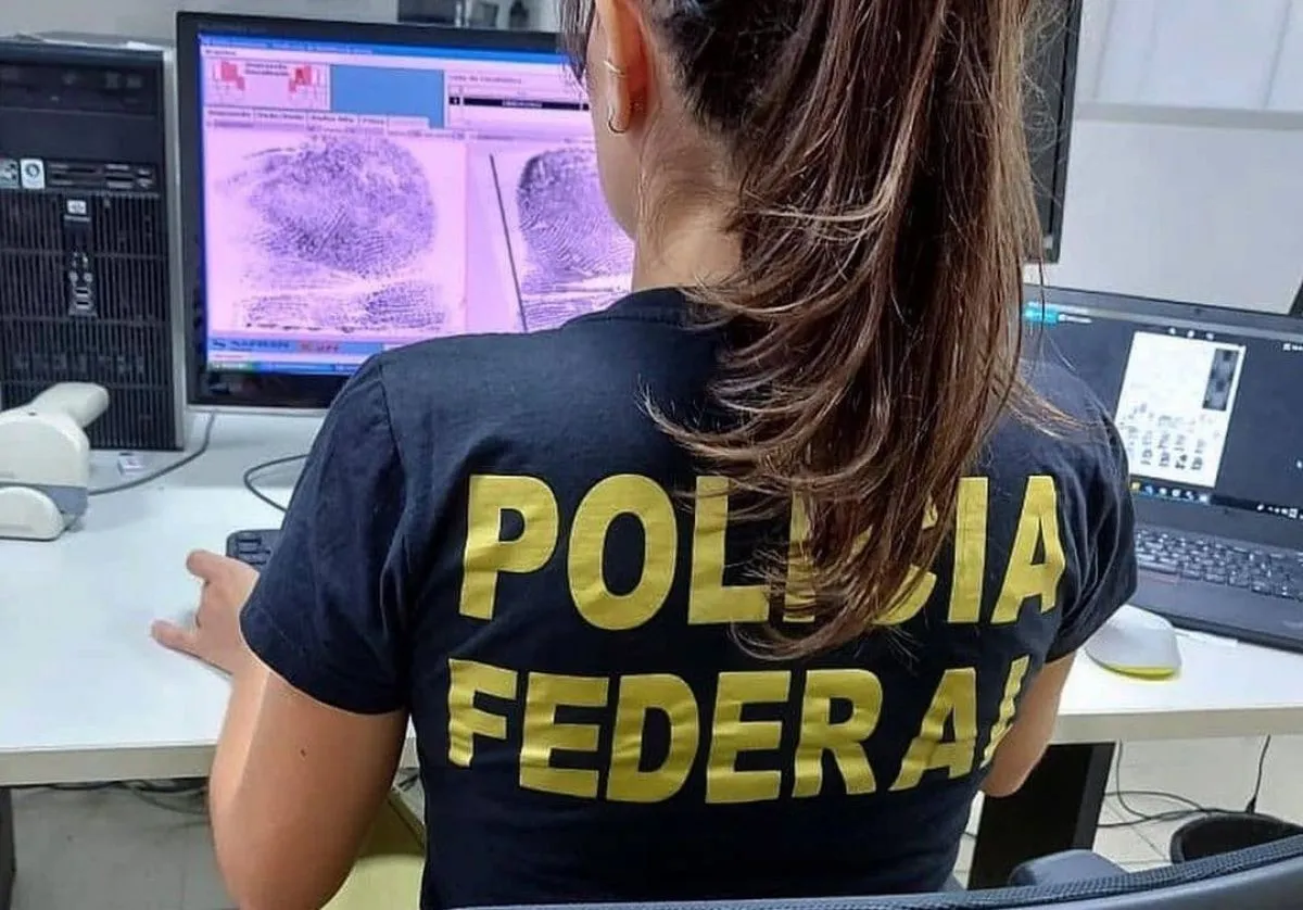 Mulher que passou no Concurso PF Administrativo trabalhando.