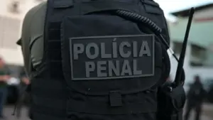 Homem que passou no Concurso Polícia Penal TO, de costas e vestido de farda.