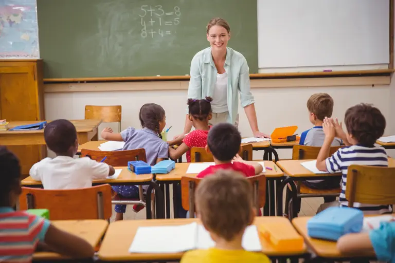 Sala de aula com uma professora e alunos.