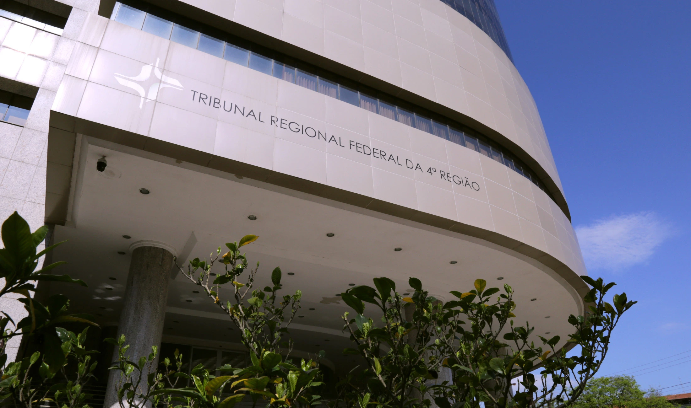 TRF4 com um céu azul atrás.