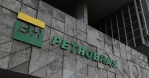 Fachada da Petrobras com a logo do órgão na parede / Concurso Petrobras