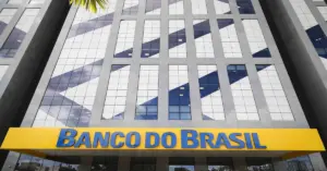 Fachada do prédio do banco do brasil com uma placa na frente / Concurso Banco do Brasil