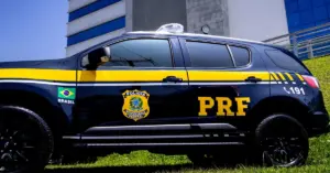 visão lateral do carro da polícia rodoviária federal / Concurso PRF