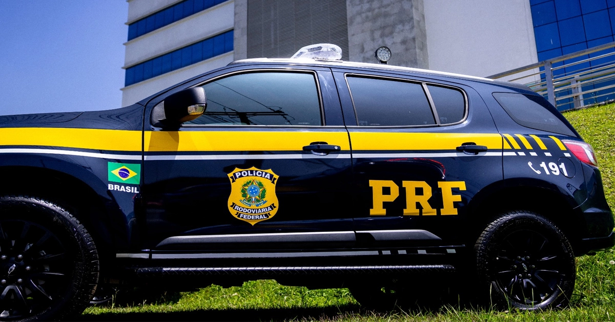 visão lateral do carro da polícia rodoviária federal / Concurso PRF