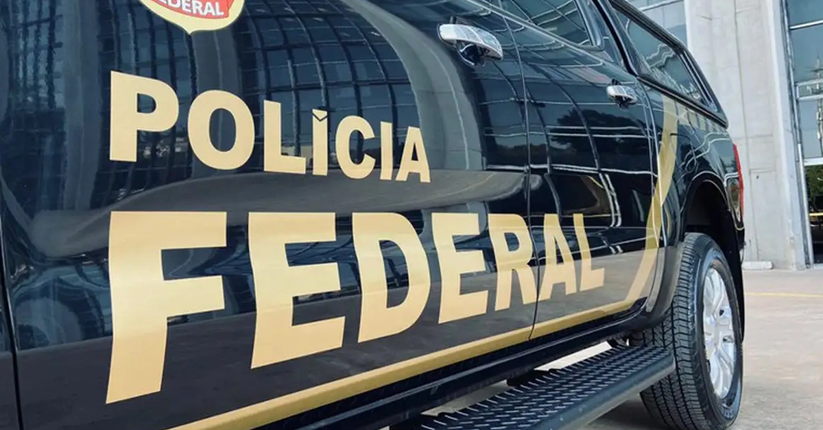 Imagem de uma viatura preta da Polícia Federal estacionada em frente a um prédio com fachada / Concurso Polícia Federal