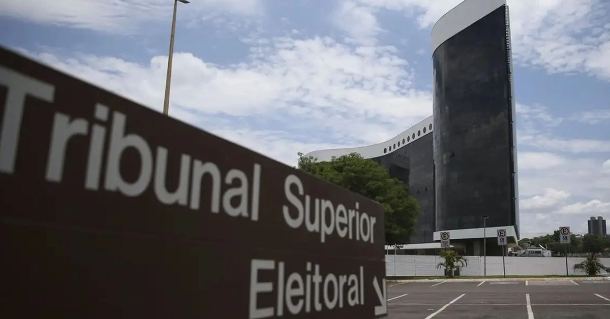 Letreiro na cor marrom com letras brancas que diz "Tribunal Superior Eleitoral" / Concurso TSE Unificado