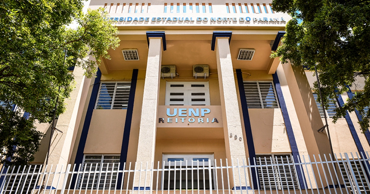 Fachada da Reitoria da Universidade Estadual do Norte do Paraná, com janelas amplas e cercada por árvores / Concurso UENP