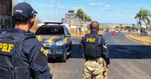 Políciais Rodoviários Federais em frente ao carro da PRF / Concurso PRF