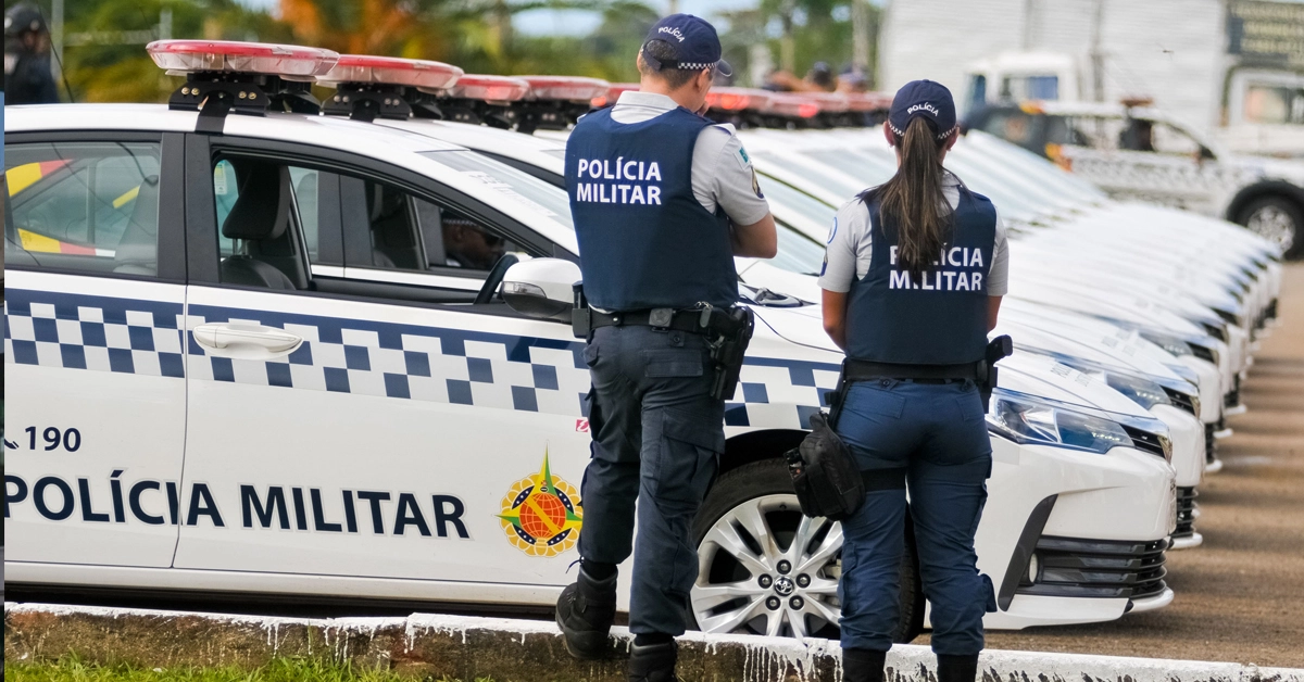 Viatura da Polícia Militar do Distrito Federal com policiais em frente / Concurso PM DF