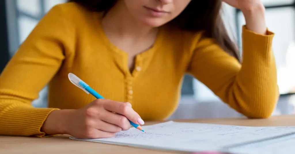 Estudante estudando para a redação do concurso Banco do Brasil