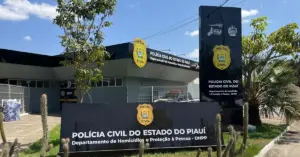 Fachada da Polícia Civil do Piauí com área verde ao redor / Concurso PC PI