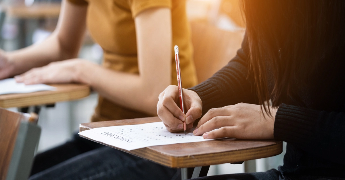 Estudante revisando suas anotações em uma sala de aula / Concurso Ibram