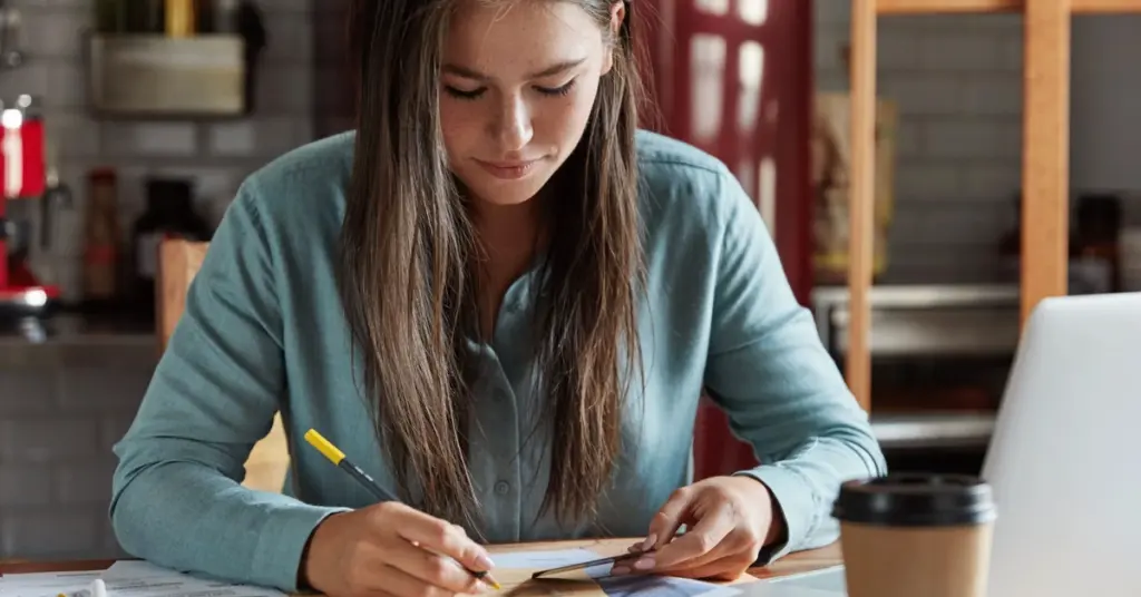 Menina estudando para o Concurso Banese