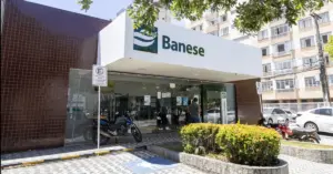 Entrada do Banese com um pequeno jardim a frente / Cocurso Banese