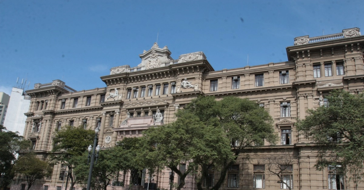 Palacete Conde de Sarzedas, sede do TJ SP, um grande edifício em meio a paisagem urbana / Concurso TJ SP