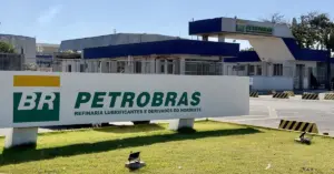 Fachada da empresa petrobras com letreiro em cima de um gramado / Concurso da Petrobrás