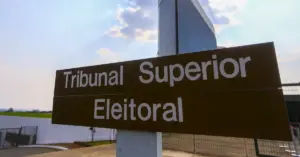 Letreiro na cor marrom com letras brancas que diz "Tribunal Superior Eleitoral" / Concurso TSE Unificado