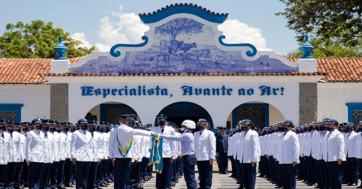 Cerimônia militar na qual um grupo de oficiais da Força Aérea Brasileira está uniformizado e em formação / aeronáutica eear