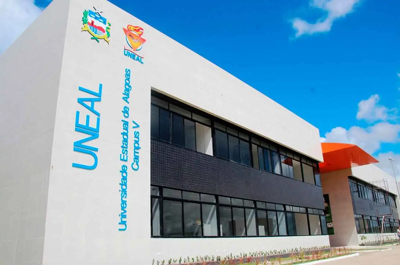 Fachada da UNEAL (Universidade Estadual de Alagoas), Concursos alagoas