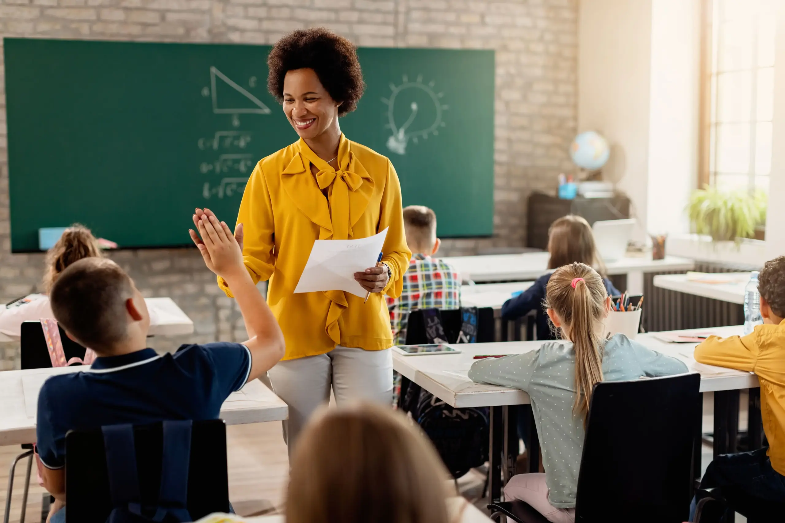 uma professora ministrando aula para um grupo de alunos