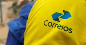 logo do concurso correios na manga do uniforme de um funcionário