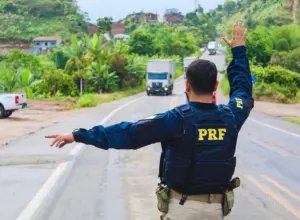 Homem que passou no Concurso PRF fardado trabalhando.