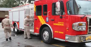 Caminhão do corpo de bombeiros estacionado em frente a um edifício / concurso bombeiros pr