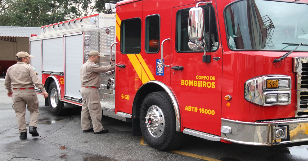 Caminhão do corpo de bombeiros estacionado em frente a um edifício / concurso bombeiros pr