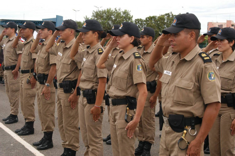 Integrantes da Polícia Militar enfileirados em uma solenidade (concurso pm to) 
