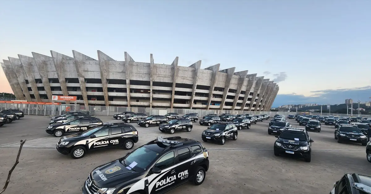 Viaturas da Polícia Civil de Minas Gerais estacionadas em frende a um estádio / Concurso PCMG