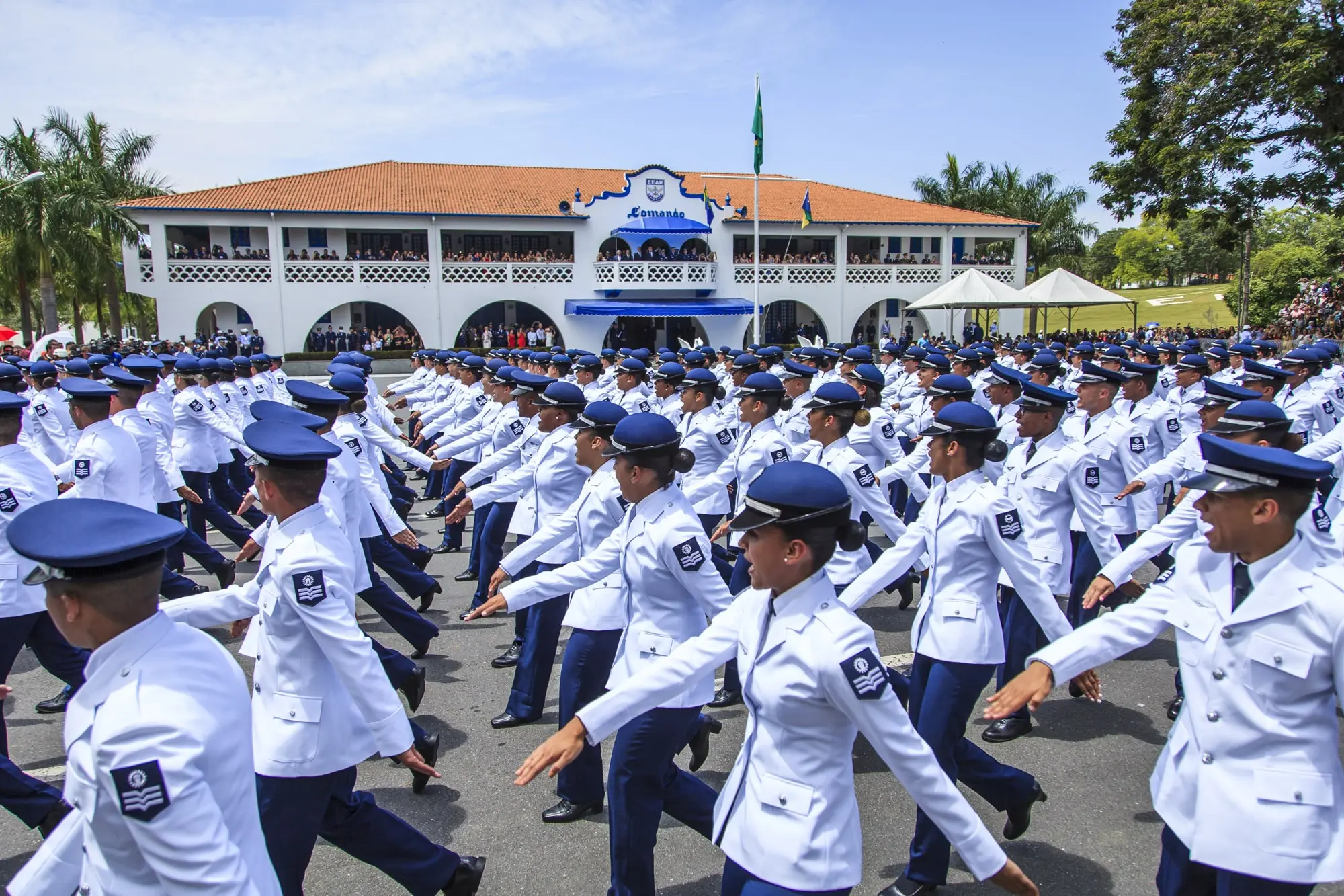 Desfile militar EEAR - Concurso Aeronáutica EEAR (1º/2026): Edital publicado para CFS. 194 vagas!