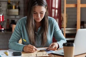 Menina estudando para o Concurso MPU.