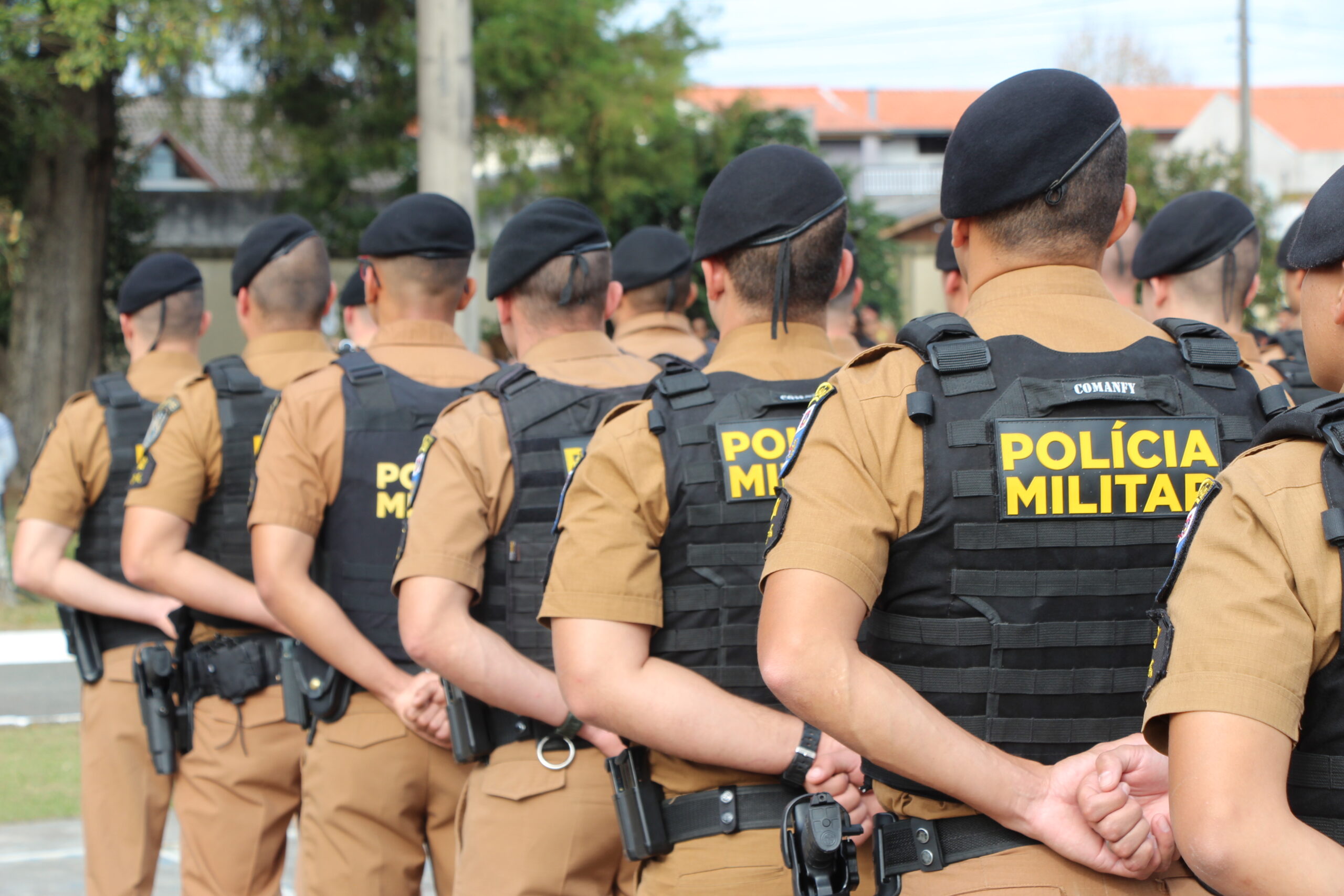 Policiais Militares enfileirados