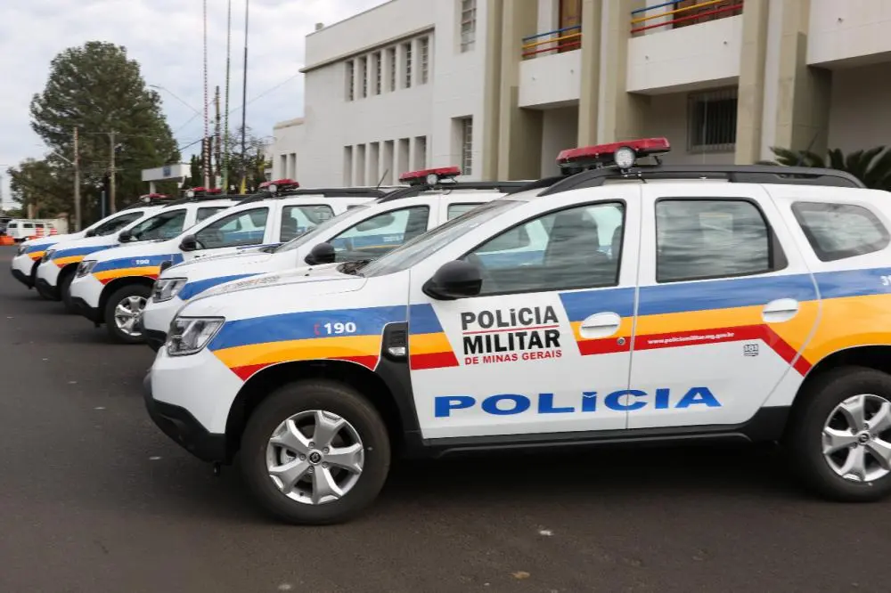 Viaturas da Polícia Militar de MG enfileiradas