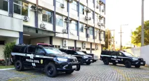 Viaturas da Polícia Civil em frente ao prédio da Polícia Civil do Espírito Santo / Concurso PC ES