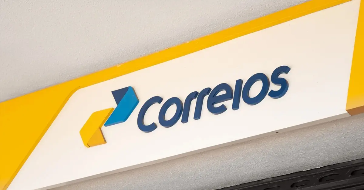 Fachada com letreiro dos correios / Concurso Correios