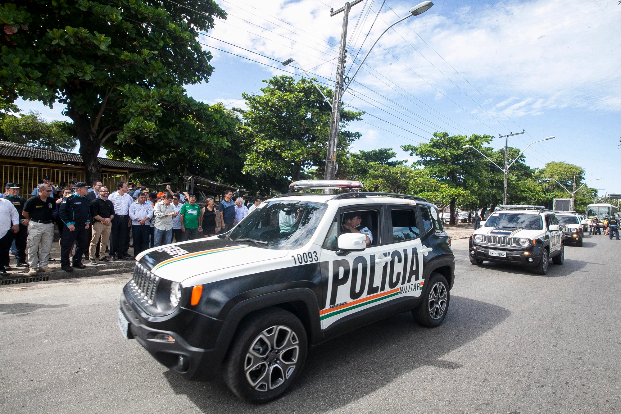 Comboio de viaturas da Polícia Militar do CE pelas ruas da cidade