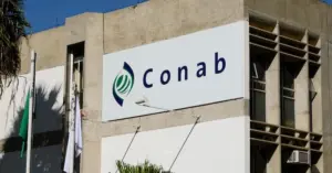 Fachada do prédio da Conab com bandeiras hasteadas / Concurso Conab