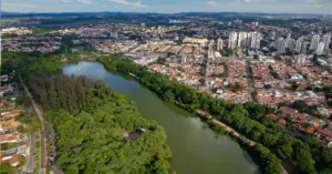 Vista aérea da cidade de Campinas com rio cortando a cidade / Concurso Prefeitura de Campinas